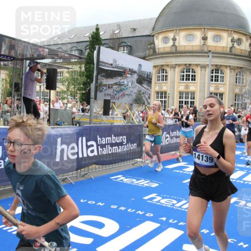 29.06.2025 - hella hamburg halbmarathon Michael Strokosch http://msf.ph/oto/8366627 29.06.2025 10:57:16 Ziel 1387, 1877, 2676, 4167, 4940, 8585, 9577, 9884, 10383, 11590, 11612, 13750, 14139, 15110, 15229, 15664, 15726, 17660, 17848, 17993, 19184 meine-sportfotos.de