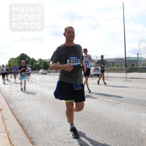 29.06.2025 - hella hamburg halbmarathon Lena Gebhardt http://msf.ph/oto/8366634 29.06.2025 10:01:56 Lombardsbrücke 17503, 4328, 2564, 6595, 1184, 1329, 1364, 1432, 1453, 1464, 1653, 1722, 1724, 1729, 1881, 1940, 2167, 2591, 2806, 2957, 3039, 3169, 3199, 4286, 4322, 4328, 4663, 4985, 5547, 5570, 5602, 5603, 5742, 6166, 6281, 6302, 6322, 6327, 6438, 6595, 6921, 7031, 7189, 7223, 7243, 8392, 8578, 8822, 8926, 9230, 9741, 9928, 10177, 10281, 10301, 10882, 10915, 11043, 11938, 12315, 12316, 12491, 14471, 14660, 14677, 16420 meine-sportfotos.de