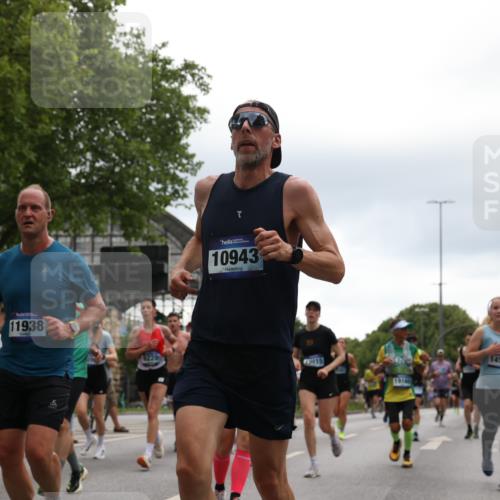 29.06.2025 - hella hamburg halbmarathon Yannick Fuchs http://msf.ph/oto/8366651 29.06.2025 10:53:24 20KM 2006, 2348, 2584, 2957, 2978, 3114, 3181, 3279, 3425, 3983, 4088, 4592, 4796, 5885, 6087, 6220, 6438, 7031, 7223, 7287, 10488, 10587, 10759, 10896, 10943, 11018, 11757, 11935, 11938, 12206, 12261, 12564, 12633, 12736, 12779, 12862, 13583, 13761, 14567, 14732, 14902, 14928, 14965, 15232, 15284, 15785, 16227, 16341, 16754, 16910, 16915, 16980, 17176, 17304, 17503, 17630, 18467, 18485, 18716, 18855, 19015, 19160 meine-sportfotos.de