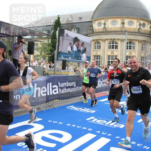 29.06.2025 - hella hamburg halbmarathon Michael Strokosch http://msf.ph/oto/8366702 29.06.2025 10:57:18 Ziel 1387, 1877, 2417, 2676, 4167, 4940, 8585, 9577, 9884, 9934, 10383, 11590, 11612, 12014, 13750, 14139, 15110, 15229, 15664, 16625, 17660, 17779, 17848, 17993, 19184 meine-sportfotos.de