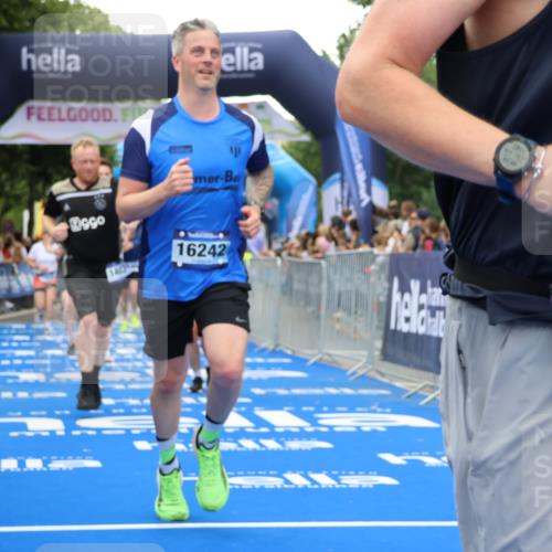 29.06.2025 - hella hamburg halbmarathon Strokosch-Dieckow http://msf.ph/oto/8366719 29.06.2025 10:50:19 Ziel 4247, 4933, 6795, 7930, 7932, 8899, 8921, 10371, 12035, 12624, 12949, 13609, 13690, 14034, 15620, 16000, 16242, 18394, 18499, 18811, 19040 meine-sportfotos.de