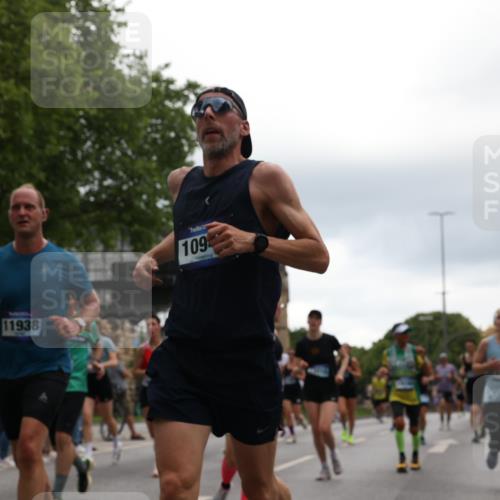 29.06.2025 - hella hamburg halbmarathon Yannick Fuchs http://msf.ph/oto/8366720 29.06.2025 10:53:24 20KM 2006, 2348, 2584, 2957, 2978, 3114, 3181, 3279, 3425, 3983, 4088, 4592, 4796, 5885, 6087, 6220, 6438, 7031, 7223, 7287, 10488, 10587, 10759, 10896, 10943, 11018, 11757, 11935, 11938, 12206, 12261, 12564, 12633, 12736, 12779, 12862, 13583, 13761, 14567, 14732, 14902, 14928, 14965, 15232, 15284, 15785, 16227, 16341, 16754, 16910, 16915, 16980, 17176, 17304, 17503, 17630, 18467, 18485, 18716, 18855, 19015, 19160 meine-sportfotos.de