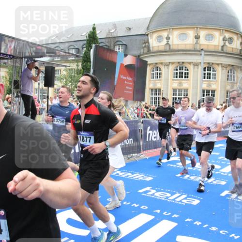 29.06.2025 - hella hamburg halbmarathon Michael Strokosch http://msf.ph/oto/8366799 29.06.2025 10:57:19 Ziel 1387, 1877, 2417, 2676, 4167, 4940, 8585, 9450, 9577, 9884, 9934, 10383, 11590, 11612, 12014, 12590, 13750, 15110, 15229, 15664, 16625, 17660, 17779, 17848, 17993, 19184 meine-sportfotos.de