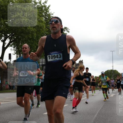 29.06.2025 - hella hamburg halbmarathon Yannick Fuchs http://msf.ph/oto/8366860 29.06.2025 10:53:24 20KM 2006, 2348, 2584, 2957, 2978, 3114, 3181, 3279, 3425, 3983, 4088, 4592, 4796, 5885, 6087, 6220, 6438, 7031, 7223, 7287, 10488, 10587, 10759, 10896, 10943, 11018, 11757, 11935, 11938, 12206, 12261, 12564, 12633, 12736, 12779, 12862, 13583, 13761, 14567, 14732, 14902, 14928, 14965, 15232, 15284, 15785, 16227, 16341, 16754, 16910, 16915, 16980, 17176, 17304, 17503, 17630, 18467, 18485, 18716, 18855, 19015, 19160 meine-sportfotos.de
