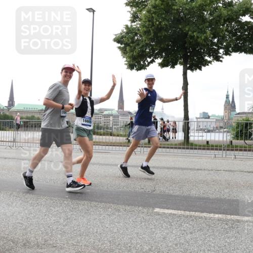 29.06.2025 - hella hamburg halbmarathon Lena Gebhardt http://msf.ph/oto/8366989 29.06.2025 10:48:37 Lombardsbrücke 16669, 179, 1142, 1157, 1167, 1584, 1645, 2037, 2195, 2418, 2437, 2438, 2475, 2627, 2650, 2716, 2756, 2792, 2909, 2958, 3215, 3224, 3320, 3504, 3661, 3679, 3933, 4588, 5010, 5585, 5781, 5952, 6143, 6437, 7062, 7203, 7532, 7947, 7948, 8461, 8521, 8719, 8760, 8948, 9552, 9775, 9787, 9921, 10059, 10145, 10204, 10366, 10524, 10654, 10656, 11364, 11365, 11742, 13814, 13845, 15715, 16498, 16499, 16701 meine-sportfotos.de