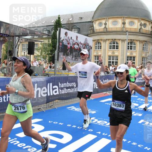 29.06.2025 - hella hamburg halbmarathon Michael Strokosch http://msf.ph/oto/8367094 29.06.2025 10:57:22 Ziel 2417, 2676, 4940, 5926, 6272, 8585, 9450, 9577, 9934, 10383, 11590, 12014, 12590, 13664, 15229, 15664, 16625, 17660, 17779, 17848, 17993 meine-sportfotos.de