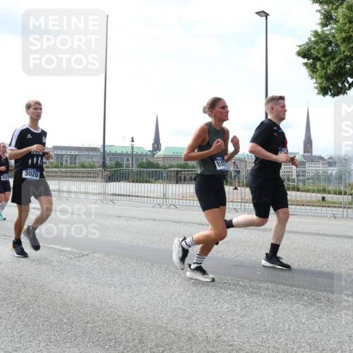 29.06.2025 - hella hamburg halbmarathon Lena Gebhardt http://msf.ph/oto/8367117 29.06.2025 10:14:35 Lombardsbrücke 628, 3020, 8147, 1071, 1406, 1728, 2046, 2494, 2601, 2690, 2990, 3020, 3025, 3154, 3454, 3691, 3756, 3834, 3939, 4032, 5191, 5608, 5670, 5981, 6028, 6083, 6089, 6366, 6935, 7195, 7209, 7442, 7802, 7840, 7991, 8001, 8055, 8057, 8147, 8409, 8755, 8892, 9173, 9556, 9663, 9709, 9845, 10224, 10391, 10610, 10963, 12467, 12938, 13237, 13285, 14488, 16126 meine-sportfotos.de
