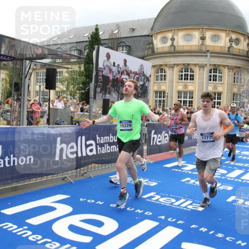 29.06.2025 - hella hamburg halbmarathon Michael Strokosch http://msf.ph/oto/8367124 29.06.2025 10:57:23 Ziel 2417, 2676, 5926, 6272, 8585, 9450, 9577, 9934, 10383, 11590, 12014, 12590, 13664, 15229, 16625, 16830, 17160, 17779, 17848 meine-sportfotos.de