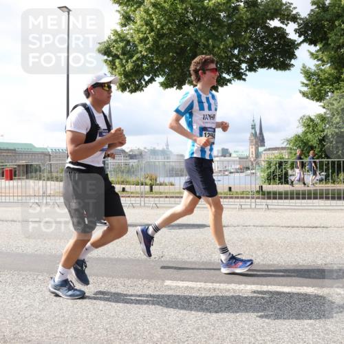 29.06.2025 - hella hamburg halbmarathon Lena Gebhardt http://msf.ph/oto/8367204 29.06.2025 10:01:57 Lombardsbrücke 125, 1184, 1329, 1364, 1432, 1453, 1464, 1653, 1722, 1724, 1729, 1881, 1940, 2167, 2591, 2806, 2957, 3039, 3169, 3199, 4286, 4322, 4328, 4663, 4985, 5547, 5570, 5602, 5603, 5742, 6166, 6281, 6302, 6322, 6327, 6438, 6595, 6921, 7031, 7189, 7223, 7243, 8392, 8578, 8822, 8926, 9156, 9230, 9353, 9741, 9928, 10177, 10281, 10301, 10882, 10915, 11043, 11554, 11938, 12315, 12316, 12491, 14471, 14660, 14677, 16420 meine-sportfotos.de