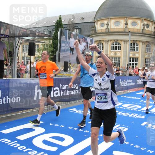 29.06.2025 - hella hamburg halbmarathon Michael Strokosch http://msf.ph/oto/8367227 29.06.2025 10:57:25 Ziel 2417, 5926, 6272, 8585, 9450, 9727, 9934, 12014, 12590, 13394, 13664, 15229, 16625, 16830, 17160, 17779, 17828 meine-sportfotos.de
