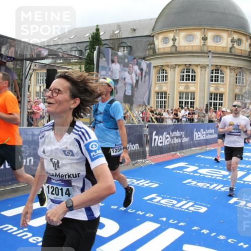 29.06.2025 - hella hamburg halbmarathon Michael Strokosch http://msf.ph/oto/8367242 29.06.2025 10:57:25 Ziel 2417, 5926, 6272, 8585, 9450, 9727, 9934, 12014, 12590, 13394, 13664, 15229, 16625, 16830, 17160, 17779, 17828 meine-sportfotos.de