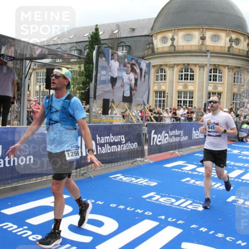29.06.2025 - hella hamburg halbmarathon Michael Strokosch http://msf.ph/oto/8367264 29.06.2025 10:57:25 Ziel 2417, 5926, 6272, 8585, 9450, 9727, 9934, 12014, 12590, 13394, 13664, 15229, 16625, 16830, 17160, 17779, 17828 meine-sportfotos.de
