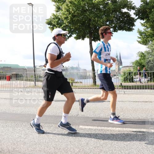 29.06.2025 - hella hamburg halbmarathon Lena Gebhardt http://msf.ph/oto/8367280 29.06.2025 10:01:58 Lombardsbrücke 12, 1184, 1329, 1364, 1432, 1453, 1464, 1653, 1722, 1724, 1729, 1881, 1940, 2167, 2323, 2591, 2806, 2957, 3039, 3169, 3199, 4286, 4322, 4328, 4663, 4985, 5547, 5570, 5602, 5603, 5742, 6166, 6281, 6302, 6322, 6327, 6438, 6595, 6921, 7031, 7189, 7223, 7243, 8392, 8578, 8822, 8926, 9156, 9230, 9353, 9741, 9928, 10177, 10281, 10301, 10882, 10915, 11043, 11554, 11938, 12315, 12316, 12491, 14471, 14660, 14677, 16420 meine-sportfotos.de