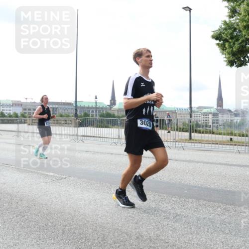 29.06.2025 - hella hamburg halbmarathon Lena Gebhardt http://msf.ph/oto/8367356 29.06.2025 10:14:36 Lombardsbrücke 10, 3020, 3154, 1071, 1406, 1728, 2046, 2494, 2601, 2690, 2990, 3020, 3025, 3154, 3454, 3691, 3756, 3834, 3939, 4032, 5191, 5608, 5670, 5981, 6028, 6083, 6089, 6366, 6935, 7195, 7209, 7442, 7802, 7840, 7991, 8001, 8055, 8057, 8147, 8409, 8755, 8892, 9173, 9556, 9663, 9709, 9845, 10224, 10391, 10610, 10963, 12467, 12938, 13237, 13285, 14488, 16126 meine-sportfotos.de