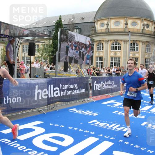 29.06.2025 - hella hamburg halbmarathon Michael Strokosch http://msf.ph/oto/8367450 29.06.2025 10:57:28 Ziel 3435, 5926, 6272, 6281, 6302, 8393, 9450, 9727, 12144, 12590, 13394, 13664, 15695, 16093, 16830, 17160, 17758, 17828 meine-sportfotos.de