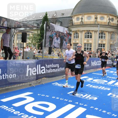 29.06.2025 - hella hamburg halbmarathon Michael Strokosch http://msf.ph/oto/8367545 29.06.2025 10:57:29 Ziel 3435, 5926, 6272, 6281, 6302, 8393, 9727, 12144, 13394, 13664, 15695, 16093, 16830, 17160, 17758, 17828 meine-sportfotos.de