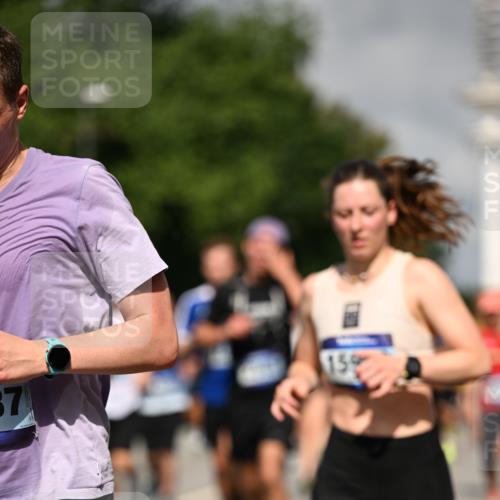 29.06.2025 - hella hamburg halbmarathon Dr. Thomas Lammeyer http://msf.ph/oto/8367601 29.06.2025 09:57:05 Kennedybrücke 1163, 1176, 1391, 1558, 1759, 2234, 2365, 2402, 2623, 2788, 2890, 3004, 3146, 3186, 4091, 4310, 4553, 4997, 5022, 5624, 5692, 6071, 6081, 6203, 6375, 6460, 6575, 6903, 7147, 7204, 7322, 7448, 7450, 8063, 8819, 9126, 9303, 9305, 9544, 9633, 9794, 11094, 11283 meine-sportfotos.de
