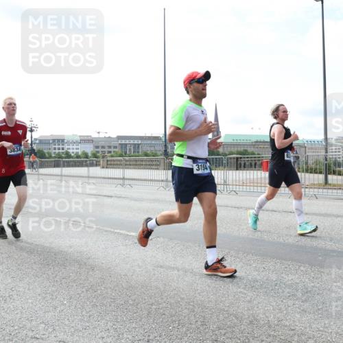 29.06.2025 - hella hamburg halbmarathon Lena Gebhardt http://msf.ph/oto/8367654 29.06.2025 10:14:37 Lombardsbrücke 8, 3834, 3154, 1071, 1406, 1728, 2046, 2494, 2601, 2690, 2990, 3020, 3025, 3154, 3454, 3691, 3756, 3834, 3939, 4032, 5191, 5608, 5670, 5981, 6028, 6083, 6089, 6366, 6935, 7195, 7209, 7442, 7802, 7840, 7991, 8001, 8055, 8147, 8409, 8755, 8892, 9173, 9556, 9663, 9709, 9845, 10224, 10391, 10610, 10963, 12467, 12938, 13237, 13285, 14488, 16126 meine-sportfotos.de