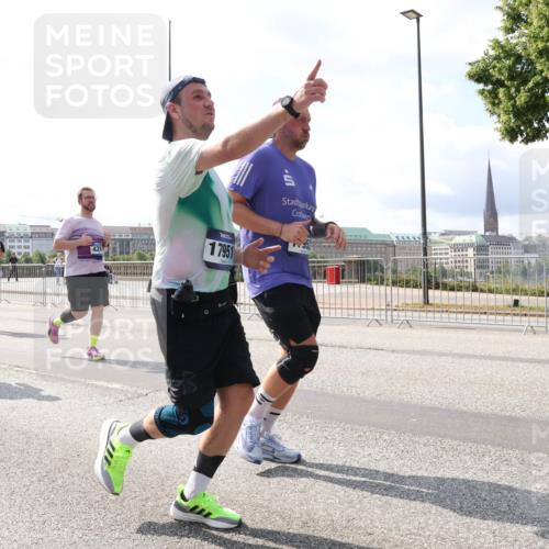 29.06.2025 - hella hamburg halbmarathon Lena Gebhardt http://msf.ph/oto/8368039 29.06.2025 10:02:01 Lombardsbrücke 1184, 1329, 1364, 1432, 1453, 1464, 1653, 1722, 1724, 1729, 1881, 1940, 2142, 2167, 2322, 2323, 2591, 2806, 2957, 3039, 3169, 4286, 4328, 4663, 4985, 5547, 5602, 5603, 5742, 5763, 6166, 6295, 6302, 6322, 6327, 6438, 6595, 6921, 7031, 7189, 7223, 7243, 8392, 8578, 8822, 8926, 9020, 9021, 9156, 9230, 9353, 9741, 9928, 10177, 10281, 10301, 10882, 10915, 11043, 11554, 11871, 11938, 12315, 12316, 12491, 14471, 14660, 14677, 16420 meine-sportfotos.de
