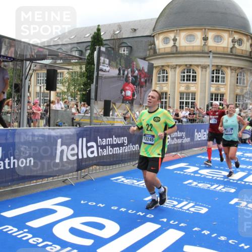 29.06.2025 - hella hamburg halbmarathon Michael Strokosch http://msf.ph/oto/8368098 29.06.2025 10:57:36 Ziel 1239, 2236, 2652, 3435, 4502, 5015, 5134, 5457, 5458, 5728, 8393, 12144, 13245, 14571, 14951, 16093, 17758, 17769 meine-sportfotos.de