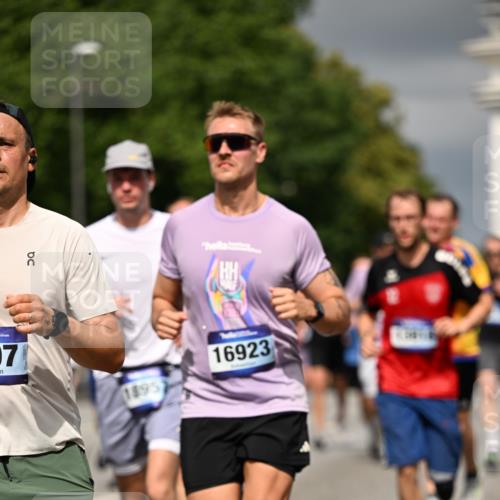 29.06.2025 - hella hamburg halbmarathon Dr. Thomas Lammeyer http://msf.ph/oto/8368136 29.06.2025 10:19:35 Kennedybrücke 1440, 1890, 2110, 2140, 2494, 2720, 2989, 3417, 4007, 4466, 5069, 5739, 6287, 6376, 6576, 7452, 7809, 7810, 7941, 7942, 8885, 9113, 9192, 9556, 9657, 9847, 10108, 10608, 10775, 10963 meine-sportfotos.de