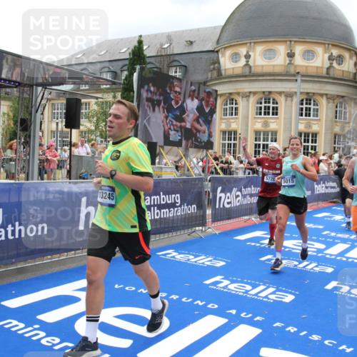 29.06.2025 - hella hamburg halbmarathon Michael Strokosch http://msf.ph/oto/8368148 29.06.2025 10:57:37 Ziel 1239, 2236, 2652, 4502, 5015, 5134, 5457, 5458, 5728, 12144, 13245, 14571, 14951, 15220, 17769, 17814 meine-sportfotos.de