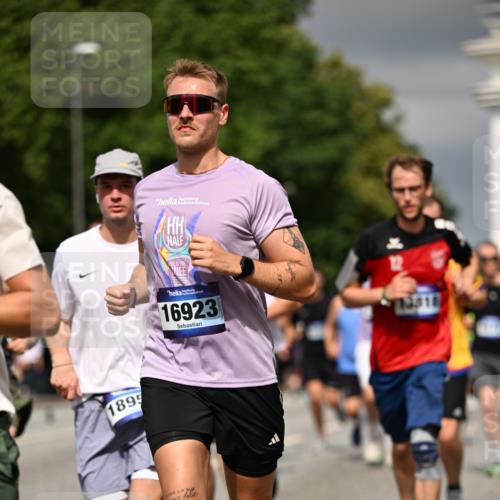 29.06.2025 - hella hamburg halbmarathon Dr. Thomas Lammeyer http://msf.ph/oto/8368156 29.06.2025 10:19:35 Kennedybrücke 1440, 1890, 2110, 2140, 2494, 2720, 2989, 3417, 4007, 4466, 5069, 5739, 6287, 6376, 6576, 7452, 7809, 7810, 7941, 7942, 8885, 9113, 9192, 9556, 9657, 9847, 10108, 10608, 10775, 10963 meine-sportfotos.de