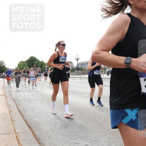 29.06.2025 - hella hamburg halbmarathon Lena Gebhardt http://msf.ph/oto/8368166 29.06.2025 10:39:35 Lombardsbrücke 10888, 7524, 3353, 1760, 1856, 1883, 2092, 2313, 2571, 2574, 2578, 2843, 2893, 2976, 2998, 3046, 3275, 3353, 3727, 4298, 4523, 4603, 4609, 4659, 4752, 4855, 4882, 5045, 5701, 6321, 6342, 6343, 6427, 6428, 6719, 6726, 6739, 6748, 7053, 7125, 7199, 7341, 7429, 7501, 7506, 7524, 7589, 7684, 7815, 8107, 8203, 8243, 8457, 8612, 8995, 9393, 9420, 9446, 9569, 9698, 9747, 9777, 10001, 10315, 10441, 10512, 10516 meine-sportfotos.de