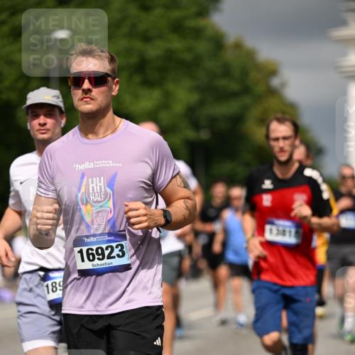 29.06.2025 - hella hamburg halbmarathon Dr. Thomas Lammeyer http://msf.ph/oto/8368189 29.06.2025 10:19:36 Kennedybrücke 1440, 1890, 2110, 2140, 2494, 2720, 2989, 3417, 4007, 4466, 5069, 5423, 6287, 6376, 6576, 7452, 7897, 7941, 7942, 8885, 9113, 9192, 9556, 9657, 9847, 10108, 10608, 10775, 10963 meine-sportfotos.de