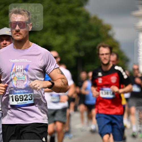 29.06.2025 - hella hamburg halbmarathon Dr. Thomas Lammeyer http://msf.ph/oto/8368232 29.06.2025 10:19:36 Kennedybrücke 1440, 1890, 2110, 2140, 2494, 2720, 2989, 3417, 4007, 4466, 5069, 5423, 6287, 6376, 6576, 7452, 7897, 7941, 7942, 8885, 9113, 9192, 9556, 9657, 9847, 10108, 10608, 10775, 10963 meine-sportfotos.de