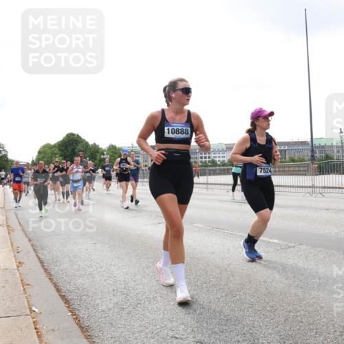 29.06.2025 - hella hamburg halbmarathon Lena Gebhardt http://msf.ph/oto/8368263 29.06.2025 10:39:35 Lombardsbrücke 10888, 7524, 1760, 1856, 1883, 2092, 2313, 2571, 2574, 2578, 2843, 2893, 2976, 2998, 3046, 3275, 3353, 3727, 4298, 4523, 4603, 4609, 4659, 4752, 4855, 4882, 5045, 5701, 6321, 6342, 6343, 6427, 6428, 6719, 6726, 6739, 6748, 7053, 7125, 7199, 7341, 7429, 7501, 7506, 7524, 7589, 7684, 7815, 8107, 8203, 8243, 8457, 8612, 8995, 9393, 9420, 9446, 9569, 9698, 9747, 9777, 10001, 10315, 10441, 10512, 10516 meine-sportfotos.de