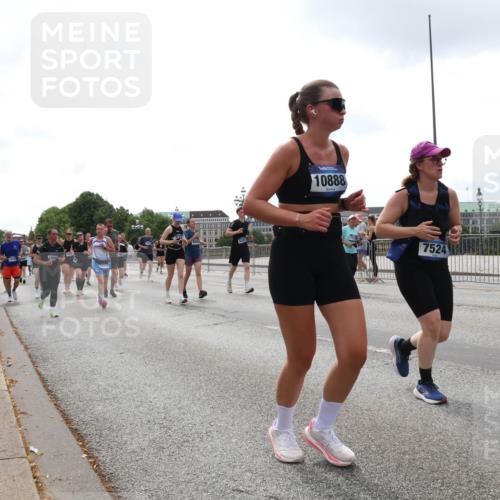 29.06.2025 - hella hamburg halbmarathon Lena Gebhardt http://msf.ph/oto/8368301 29.06.2025 10:39:35 Lombardsbrücke 10888, 7524, 1760, 1856, 1883, 2092, 2313, 2571, 2574, 2578, 2843, 2893, 2976, 2998, 3046, 3275, 3353, 3727, 4298, 4523, 4603, 4609, 4659, 4752, 4855, 4882, 5045, 5701, 6321, 6342, 6343, 6427, 6428, 6719, 6726, 6739, 6748, 7053, 7125, 7199, 7341, 7429, 7501, 7506, 7524, 7589, 7684, 7815, 8107, 8203, 8243, 8457, 8612, 8995, 9393, 9420, 9446, 9569, 9698, 9747, 9777, 10001, 10315, 10441, 10512, 10516 meine-sportfotos.de