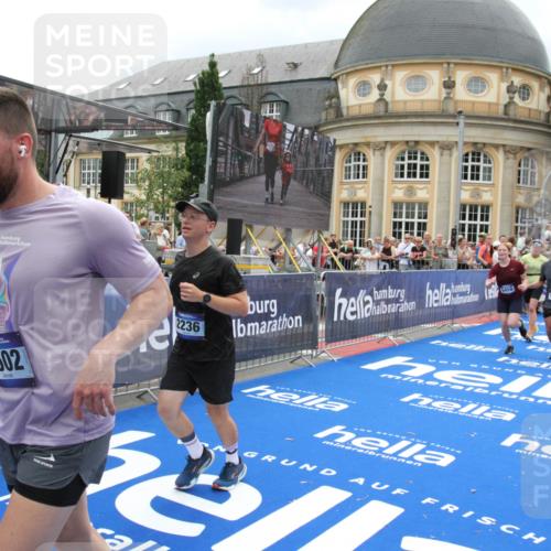 29.06.2025 - hella hamburg halbmarathon Michael Strokosch http://msf.ph/oto/8368306 29.06.2025 10:57:39 Ziel 1239, 2236, 2606, 2652, 4502, 5015, 5134, 5457, 5458, 5728, 13245, 14571, 14951, 15217, 15220, 17769, 17814, 18388 meine-sportfotos.de