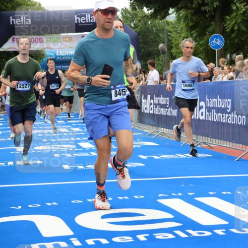 29.06.2025 - hella hamburg halbmarathon Strokosch-Dieckow http://msf.ph/oto/8368307 29.06.2025 10:49:54 Ziel 1321, 2540, 3692, 3852, 4017, 5460, 7100, 7657, 8454, 8455, 9126, 9200, 9213, 9491, 9597, 11975, 12271, 12527, 12733, 13225, 13463, 13758, 16716, 16732, 16800, 16887, 19109, 19112, 19122 meine-sportfotos.de