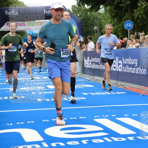 29.06.2025 - hella hamburg halbmarathon Strokosch-Dieckow http://msf.ph/oto/8368349 29.06.2025 10:49:54 Ziel 1321, 2540, 3692, 3852, 4017, 5460, 7100, 7657, 8454, 8455, 9126, 9200, 9213, 9491, 9597, 11975, 12271, 12527, 12733, 13225, 13463, 13758, 16716, 16732, 16800, 16887, 19109, 19112, 19122 meine-sportfotos.de