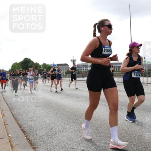 29.06.2025 - hella hamburg halbmarathon Lena Gebhardt http://msf.ph/oto/8368356 29.06.2025 10:39:35 Lombardsbrücke 10888, 7524, 1760, 1856, 1883, 2092, 2313, 2571, 2574, 2578, 2843, 2893, 2976, 2998, 3046, 3275, 3353, 3727, 4298, 4523, 4603, 4609, 4659, 4752, 4855, 4882, 5045, 5701, 6321, 6342, 6343, 6427, 6428, 6719, 6726, 6739, 6748, 7053, 7125, 7199, 7341, 7429, 7501, 7506, 7524, 7589, 7684, 7815, 8107, 8203, 8243, 8457, 8612, 8995, 9393, 9420, 9446, 9569, 9698, 9747, 9777, 10001, 10315, 10441, 10512, 10516 meine-sportfotos.de