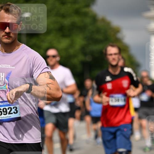 29.06.2025 - hella hamburg halbmarathon Dr. Thomas Lammeyer http://msf.ph/oto/8368363 29.06.2025 10:19:36 Kennedybrücke 1440, 1890, 2110, 2140, 2494, 2720, 2989, 3417, 4007, 4466, 5069, 5423, 6287, 6376, 6576, 7452, 7897, 7941, 7942, 8885, 9113, 9192, 9556, 9657, 9847, 10108, 10608, 10775, 10963 meine-sportfotos.de
