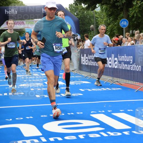 29.06.2025 - hella hamburg halbmarathon Strokosch-Dieckow http://msf.ph/oto/8368369 29.06.2025 10:49:54 Ziel 1321, 2540, 3692, 3852, 4017, 5460, 7100, 7657, 8454, 8455, 9126, 9200, 9213, 9491, 9597, 11975, 12271, 12527, 12733, 13225, 13463, 13758, 16716, 16732, 16800, 16887, 19109, 19112, 19122 meine-sportfotos.de