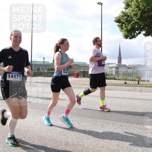 29.06.2025 - hella hamburg halbmarathon Lena Gebhardt http://msf.ph/oto/8368386 29.06.2025 10:02:02 Lombardsbrücke 7189, 14471, 632, 1184, 1329, 1364, 1432, 1453, 1464, 1653, 1722, 1724, 1729, 1881, 1940, 2142, 2167, 2322, 2323, 2591, 2806, 2957, 3039, 3169, 4286, 4328, 4663, 4985, 5547, 5602, 5603, 5742, 5763, 6166, 6295, 6322, 6327, 6438, 6595, 6921, 7031, 7189, 7223, 7243, 8578, 8822, 8926, 9020, 9021, 9156, 9230, 9353, 9741, 9928, 10177, 10281, 10301, 10882, 10915, 11554, 11871, 11938, 12315, 12316, 12491, 14471, 14660, 14677, 16420 meine-sportfotos.de