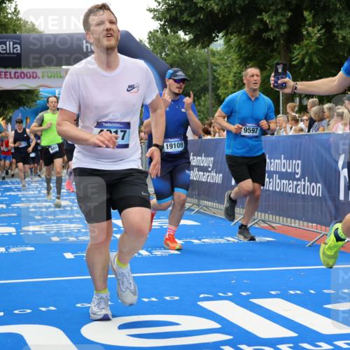 29.06.2025 - hella hamburg halbmarathon Strokosch-Dieckow http://msf.ph/oto/8368462 29.06.2025 10:49:52 Ziel 2540, 3692, 3852, 4017, 5460, 6125, 7100, 8454, 8455, 9126, 9200, 9213, 9491, 9597, 9924, 11975, 12271, 12527, 12733, 13463, 16716, 16732, 16800, 16887, 17753, 19109, 19112, 19122 meine-sportfotos.de