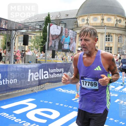 29.06.2025 - hella hamburg halbmarathon Michael Strokosch http://msf.ph/oto/8368499 29.06.2025 10:57:43 Ziel 1239, 1715, 1719, 2606, 2652, 5457, 5458, 10133, 12774, 13523, 14571, 14951, 15217, 15220, 16418, 17455, 17769, 17814, 18388, 18508, 18985 meine-sportfotos.de