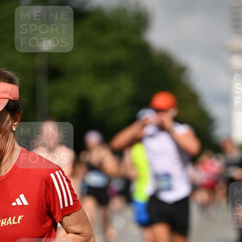 29.06.2025 - hella hamburg halbmarathon Dr. Thomas Lammeyer http://msf.ph/oto/8368509 29.06.2025 09:57:14 Kennedybrücke 1759, 2234, 2365, 2402, 2623, 2890, 2937, 3004, 3146, 3186, 3414, 4091, 4310, 4553, 4949, 5022, 5362, 5460, 5692, 6071, 6081, 6203, 6282, 6375, 6388, 6460, 6575, 6903, 7167, 7448, 7480, 7734, 9030, 9043, 9126, 9200, 9303, 9305, 9544, 9633, 9723, 9965, 11283 meine-sportfotos.de