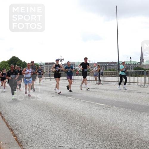 29.06.2025 - hella hamburg halbmarathon Lena Gebhardt http://msf.ph/oto/8368636 29.06.2025 10:39:36 Lombardsbrücke 12217, 10849, 19104, 1760, 1856, 1883, 2092, 2313, 2571, 2574, 2578, 2843, 2893, 2976, 2998, 3046, 3275, 3353, 3727, 4298, 4523, 4603, 4609, 4659, 4752, 4855, 4882, 5045, 5701, 6321, 6342, 6343, 6427, 6428, 6719, 6726, 6739, 6748, 7053, 7125, 7199, 7341, 7429, 7501, 7506, 7524, 7684, 7815, 8107, 8203, 8243, 8612, 8995, 9393, 9420, 9446, 9569, 9698, 9747, 9777, 10001, 10315, 10441, 10512, 10516 meine-sportfotos.de