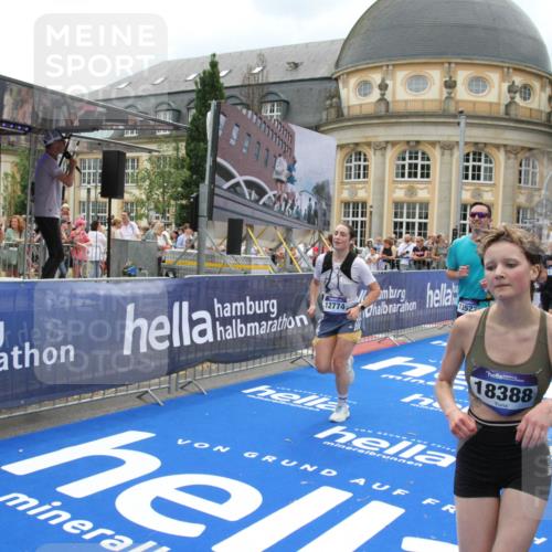 29.06.2025 - hella hamburg halbmarathon Michael Strokosch http://msf.ph/oto/8368680 29.06.2025 10:57:46 Ziel 1715, 1719, 1972, 2606, 5391, 7833, 10133, 12440, 12774, 13523, 14737, 15217, 15220, 16418, 17201, 17455, 17814, 18388, 18508, 18727, 18985 meine-sportfotos.de