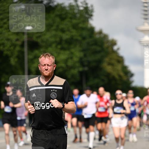 29.06.2025 - hella hamburg halbmarathon Dr. Thomas Lammeyer http://msf.ph/oto/8368746 29.06.2025 09:57:17 Kennedybrücke 1466, 2234, 2270, 2365, 2623, 2890, 2937, 3004, 3186, 3414, 4235, 4247, 4310, 4553, 4949, 5022, 5362, 5460, 5532, 5650, 5692, 6071, 6203, 6282, 6375, 6388, 6460, 6575, 6903, 7167, 7385, 7448, 7480, 7734, 9030, 9043, 9126, 9200, 9303, 9305, 9544, 9633, 9723, 9965, 11077, 11283 meine-sportfotos.de