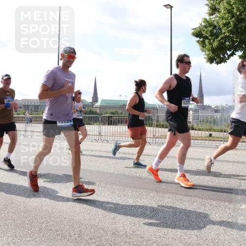 29.06.2025 - hella hamburg halbmarathon Lena Gebhardt http://msf.ph/oto/8368763 29.06.2025 10:02:04 Lombardsbrücke 4660, 14677, 75959, 101, 1278, 1184, 1329, 1364, 1432, 1453, 1464, 1653, 1729, 1881, 1940, 2142, 2322, 2323, 2591, 2806, 2957, 3039, 3169, 4286, 4328, 4663, 4985, 5602, 5603, 5742, 5763, 6166, 6295, 6322, 6327, 6438, 6595, 7031, 7189, 7223, 7243, 8578, 8926, 9020, 9021, 9156, 9230, 9353, 9741, 9928, 10177, 10866, 10882, 10915, 11554, 11871, 11938, 12315, 12316, 12491, 14471, 14660, 14677, 16420 meine-sportfotos.de