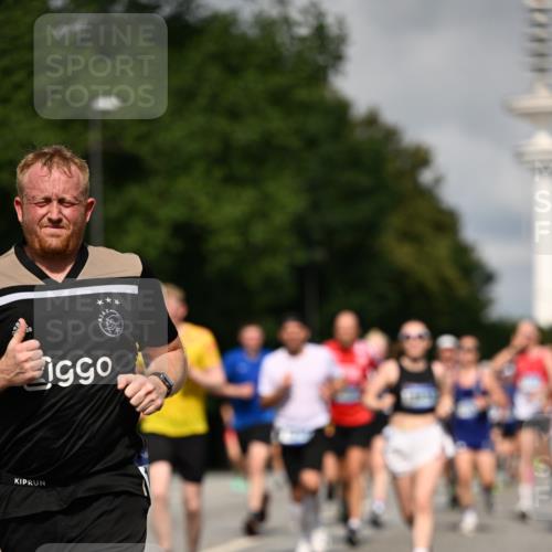 29.06.2025 - hella hamburg halbmarathon Dr. Thomas Lammeyer http://msf.ph/oto/8368770 29.06.2025 09:57:18 Kennedybrücke 1466, 2234, 2270, 2365, 2623, 2890, 2937, 3004, 3186, 3414, 3852, 4235, 4247, 4310, 4553, 4949, 5022, 5115, 5362, 5460, 5532, 5650, 5692, 6071, 6203, 6282, 6375, 6388, 6460, 6575, 6903, 7167, 7385, 7448, 7480, 7734, 9030, 9043, 9126, 9200, 9303, 9305, 9633, 9723, 9965, 11077, 11283 meine-sportfotos.de