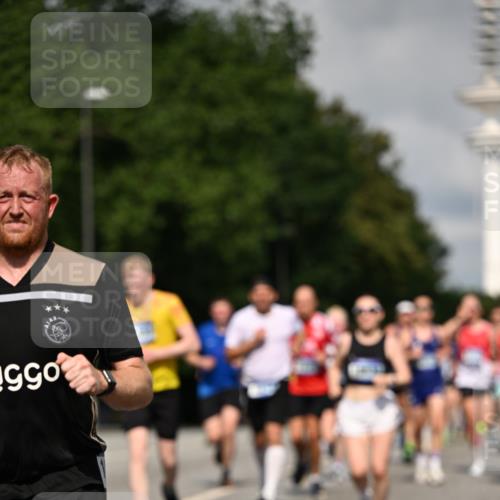 29.06.2025 - hella hamburg halbmarathon Dr. Thomas Lammeyer http://msf.ph/oto/8368780 29.06.2025 09:57:18 Kennedybrücke 1466, 2234, 2270, 2365, 2623, 2890, 2937, 3004, 3186, 3414, 3852, 4235, 4247, 4310, 4553, 4949, 5022, 5115, 5362, 5460, 5532, 5650, 5692, 6071, 6203, 6282, 6375, 6388, 6460, 6575, 6903, 7167, 7385, 7448, 7480, 7734, 9030, 9043, 9126, 9200, 9303, 9305, 9633, 9723, 9965, 11077, 11283 meine-sportfotos.de