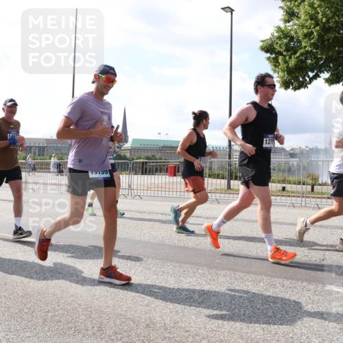 29.06.2025 - hella hamburg halbmarathon Lena Gebhardt http://msf.ph/oto/8368793 29.06.2025 10:02:04 Lombardsbrücke 1467, 4660, 1278, 1184, 1329, 1364, 1432, 1453, 1464, 1653, 1729, 1881, 1940, 2142, 2322, 2323, 2591, 2806, 2957, 3039, 3169, 4286, 4328, 4663, 4985, 5602, 5603, 5742, 5763, 6166, 6295, 6322, 6327, 6438, 6595, 7031, 7189, 7223, 7243, 8578, 8926, 9020, 9021, 9156, 9230, 9353, 9741, 9928, 10177, 10866, 10882, 10915, 11554, 11871, 11938, 12315, 12316, 12491, 14471, 14660, 14677, 16420 meine-sportfotos.de
