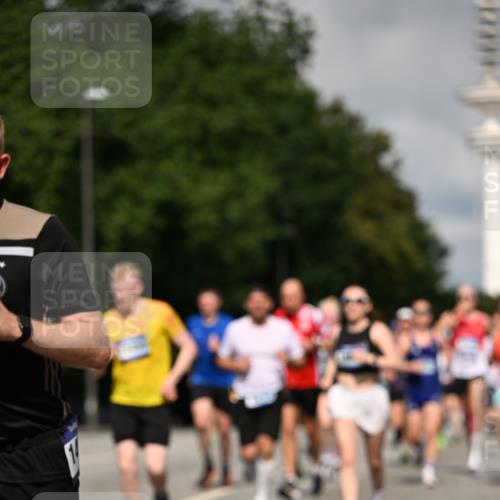 29.06.2025 - hella hamburg halbmarathon Dr. Thomas Lammeyer http://msf.ph/oto/8368795 29.06.2025 09:57:18 Kennedybrücke 1466, 2234, 2270, 2365, 2623, 2890, 2937, 3004, 3186, 3414, 3852, 4235, 4247, 4310, 4553, 4949, 5022, 5115, 5362, 5460, 5532, 5650, 5692, 6071, 6203, 6282, 6375, 6388, 6460, 6575, 6903, 7167, 7385, 7448, 7480, 7734, 9030, 9043, 9126, 9200, 9303, 9305, 9633, 9723, 9965, 11077, 11283 meine-sportfotos.de